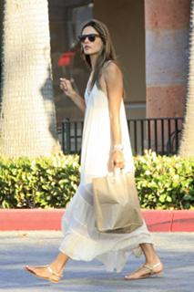 Alessandra Ambrosio feet photo thumbnail