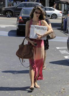 Alessandra Ambrosio feet photo thumbnail