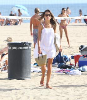 Alessandra Ambrosio feet photo thumbnail