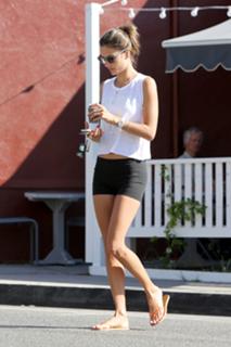 Alessandra Ambrosio feet photo thumbnail