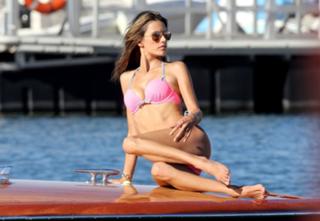 Alessandra Ambrosio feet photo thumbnail