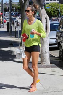 Alessandra Ambrosio feet photo thumbnail