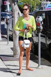 Alessandra Ambrosio feet photo thumbnail