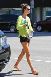 Alessandra Ambrosio feet photo thumbnail