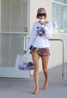 Alessandra Ambrosio feet photo thumbnail