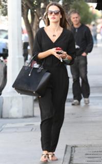 Alessandra Ambrosio feet photo thumbnail