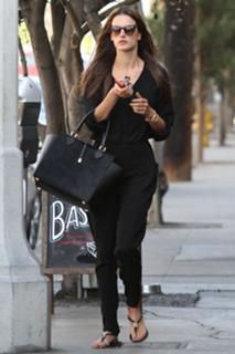 Alessandra Ambrosio feet photo thumbnail