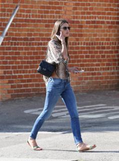 Alessandra Ambrosio feet photo thumbnail