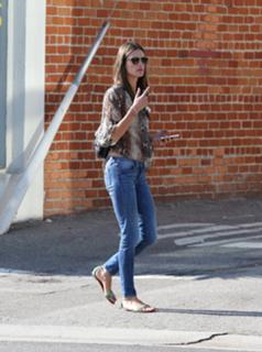 Alessandra Ambrosio feet photo thumbnail