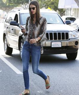 Alessandra Ambrosio feet photo thumbnail