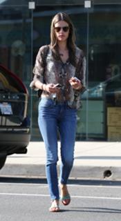 Alessandra Ambrosio feet photo thumbnail