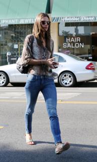 Alessandra Ambrosio feet photo thumbnail