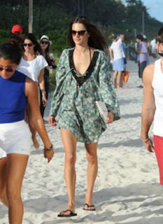 Alessandra Ambrosio feet photo thumbnail