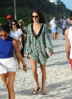 Alessandra Ambrosio feet photo thumbnail