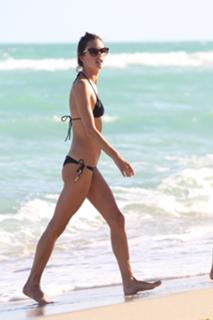 Alessandra Ambrosio feet photo thumbnail