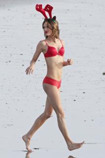 Alessandra Ambrosio feet photo thumbnail