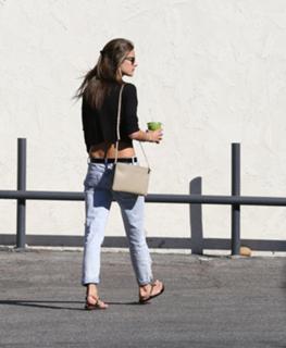 Alessandra Ambrosio feet photo thumbnail