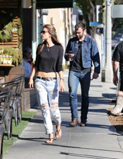 Alessandra Ambrosio feet photo thumbnail