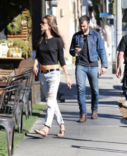 Alessandra Ambrosio feet photo thumbnail