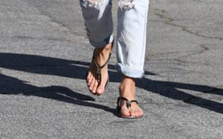 Alessandra Ambrosio feet photo thumbnail