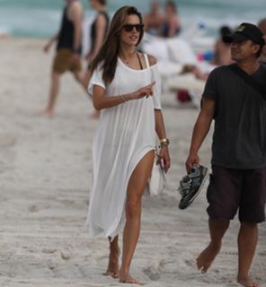 Alessandra Ambrosio feet photo thumbnail