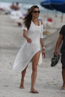 Alessandra Ambrosio feet photo thumbnail