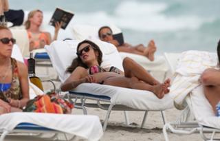 Alessandra Ambrosio feet photo thumbnail