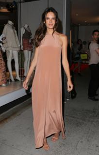 Alessandra Ambrosio feet photo thumbnail