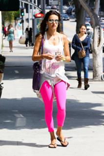 Alessandra Ambrosio feet photo thumbnail