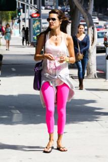 Alessandra Ambrosio feet photo thumbnail