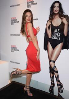 Alessandra Ambrosio feet photo thumbnail