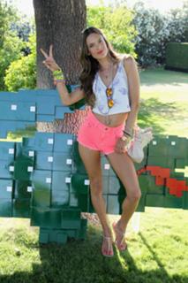 Alessandra Ambrosio feet photo thumbnail