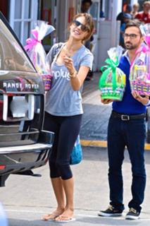 Alessandra Ambrosio feet photo thumbnail