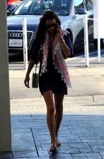 Alessandra Ambrosio feet photo thumbnail