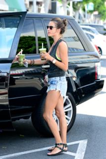 Alessandra Ambrosio feet photo thumbnail