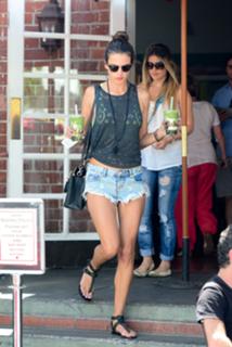 Alessandra Ambrosio feet photo thumbnail