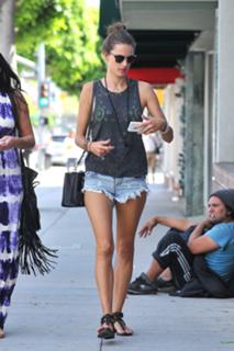 Alessandra Ambrosio feet photo thumbnail