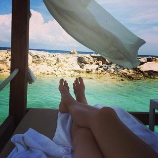 Alessandra Ambrosio feet photo thumbnail