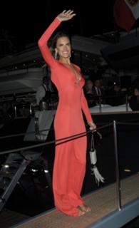 Alessandra Ambrosio feet photo thumbnail