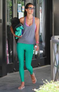 Alessandra Ambrosio feet photo thumbnail