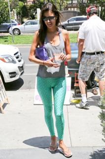 Alessandra Ambrosio feet photo thumbnail