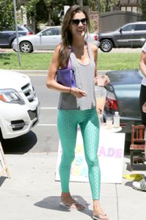 Alessandra Ambrosio feet photo thumbnail