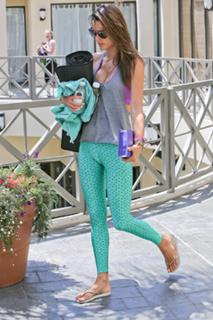 Alessandra Ambrosio feet photo thumbnail