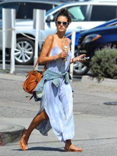 Alessandra Ambrosio feet photo thumbnail