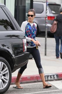 Alessandra Ambrosio feet photo thumbnail