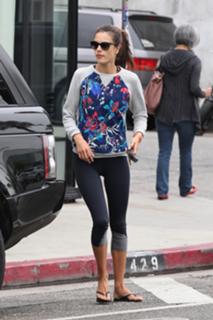 Alessandra Ambrosio feet photo thumbnail