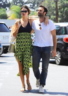 Alessandra Ambrosio feet photo thumbnail