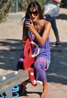 Alessandra Ambrosio feet photo thumbnail