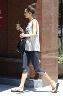 Alessandra Ambrosio feet photo thumbnail