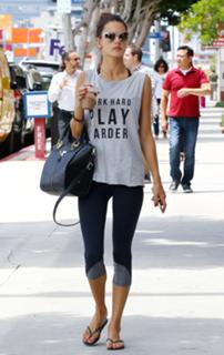 Alessandra Ambrosio feet photo thumbnail